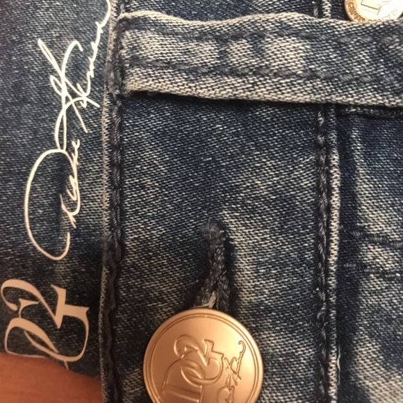 Like new! Diane Gilman Embroidery Roses Jeans. Size 4. Soft! - Picture 6 of 9